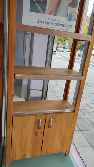 Banchi e scaffali in legno naturale