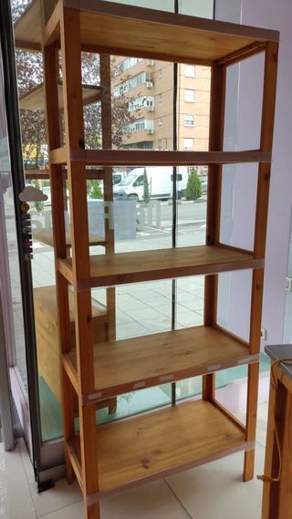 Banchi e scaffali in legno naturale