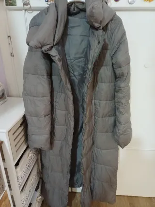 Bellissimo cappotto imbottito con cappuccio.