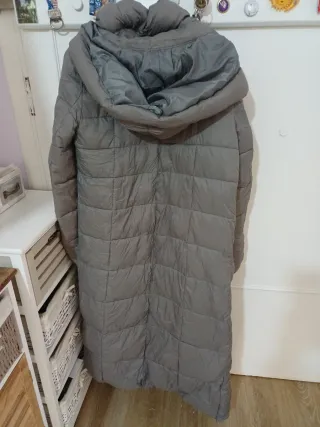 Bellissimo cappotto imbottito con cappuccio.