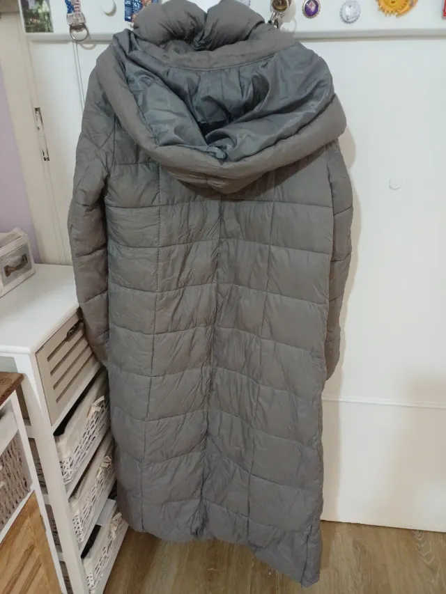 Bellissimo cappotto imbottito con cappuccio.