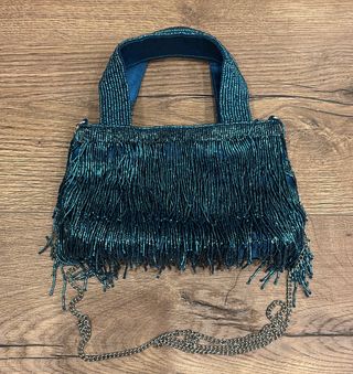 Bolso de fiesta azul con flecos y cadena
