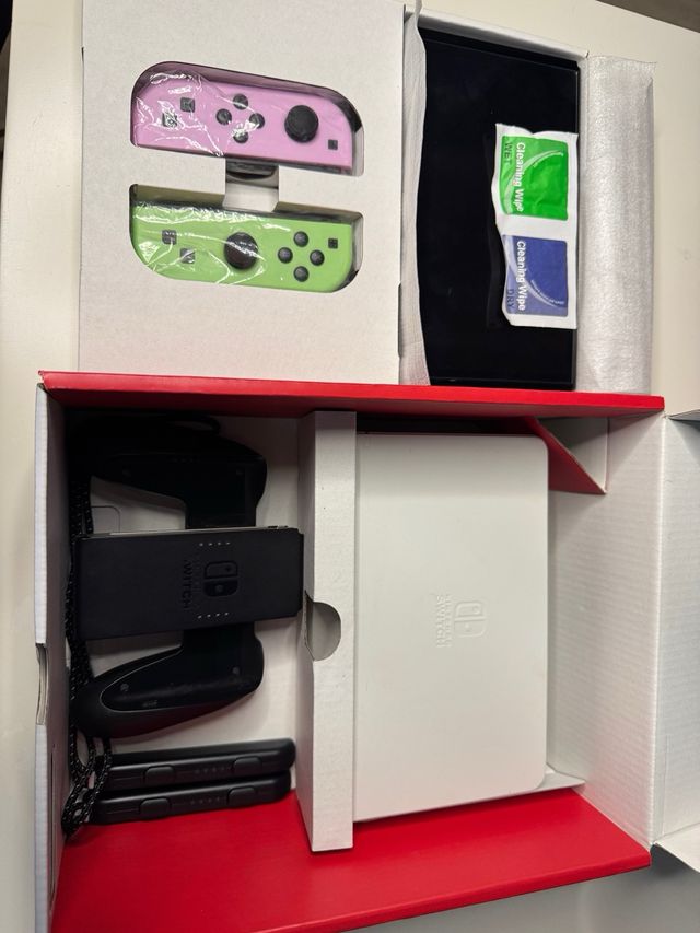 NINTENDO SWITCH OLED BRANCA E NEGRA