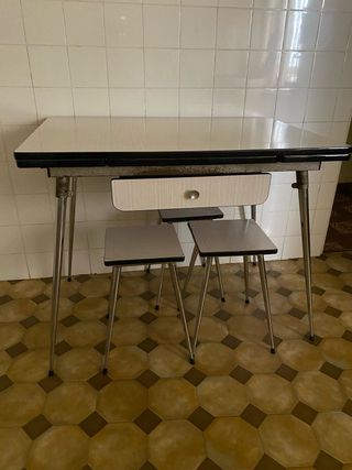 Mesa,sillas y armario de formica para cocina