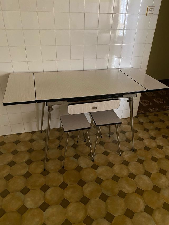 Mesa,sillas y armario de formica para cocina