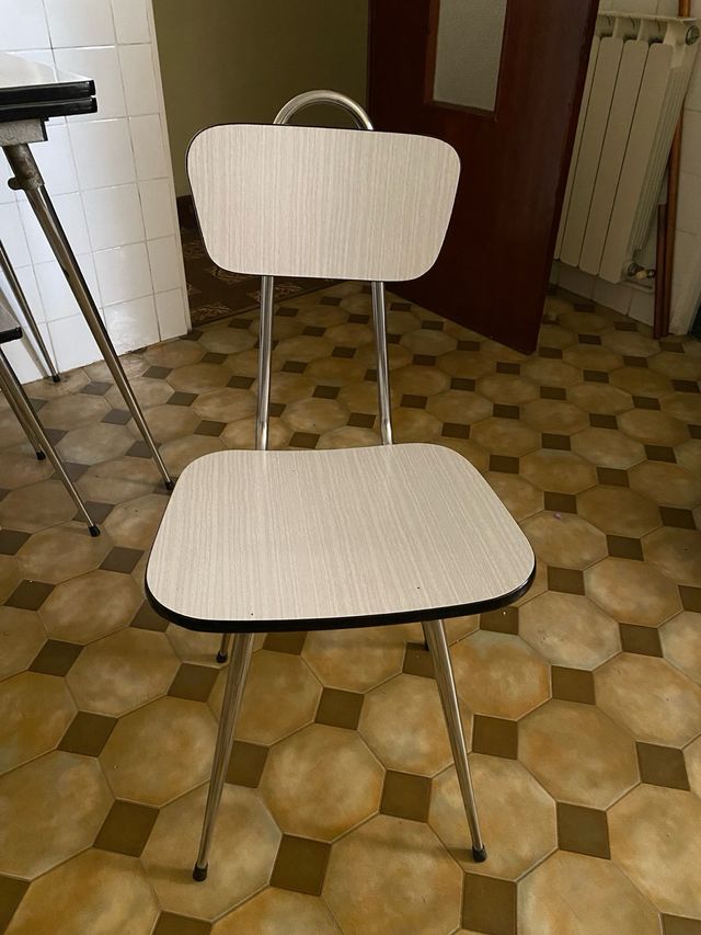 Mesa,sillas y armario de formica para cocina