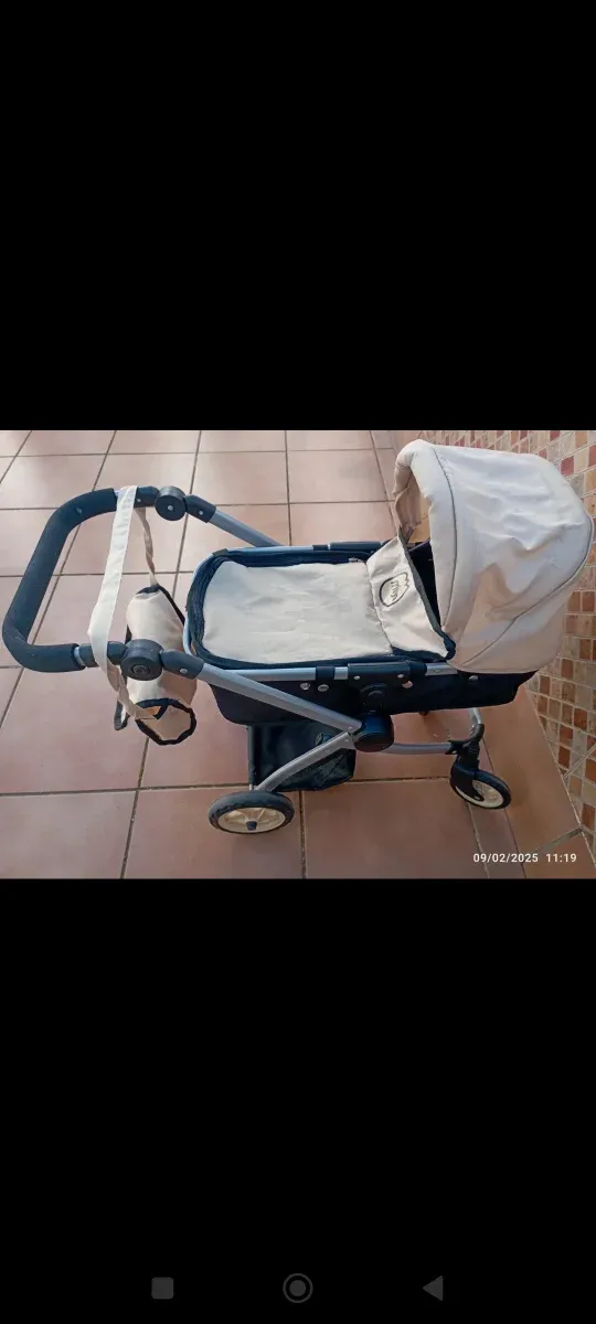 Coche de capota para muñeca beige y negro