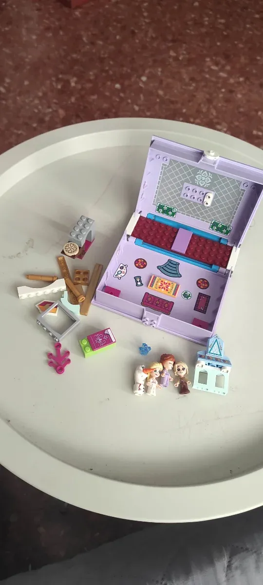 Figuritas y piezas lego Frozen 43175