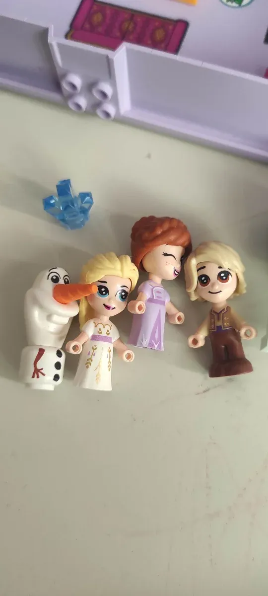 Figuritas y piezas lego Frozen 43175