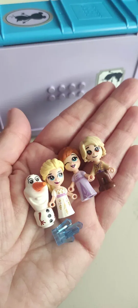 Figuritas y piezas lego Frozen 43175