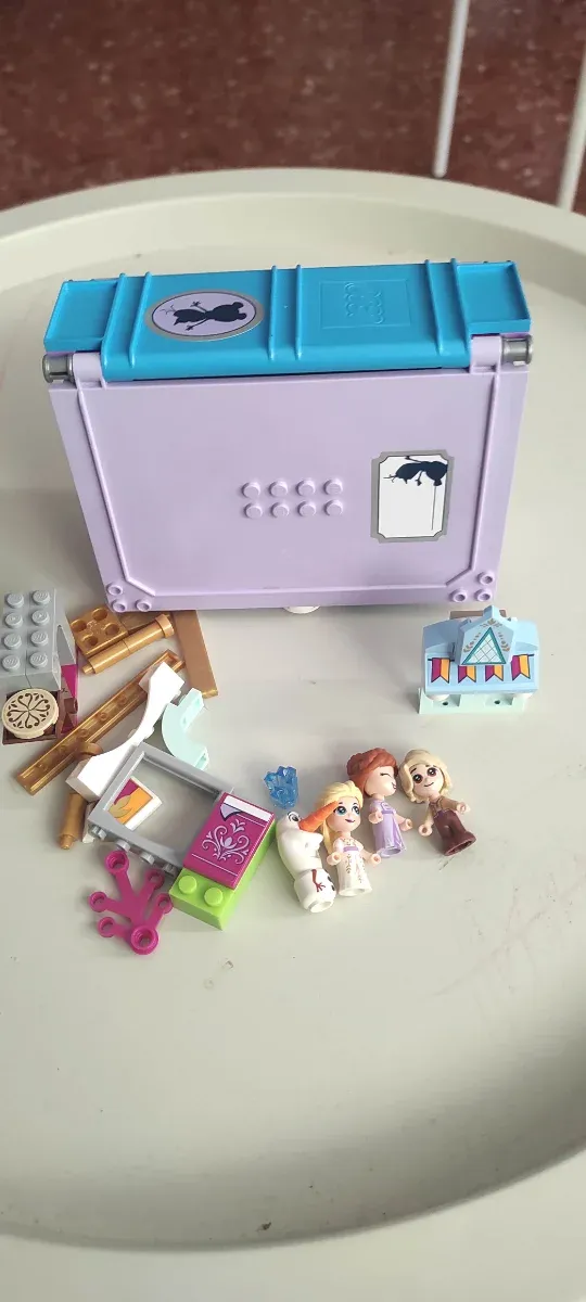 Figuritas y piezas lego Frozen 43175