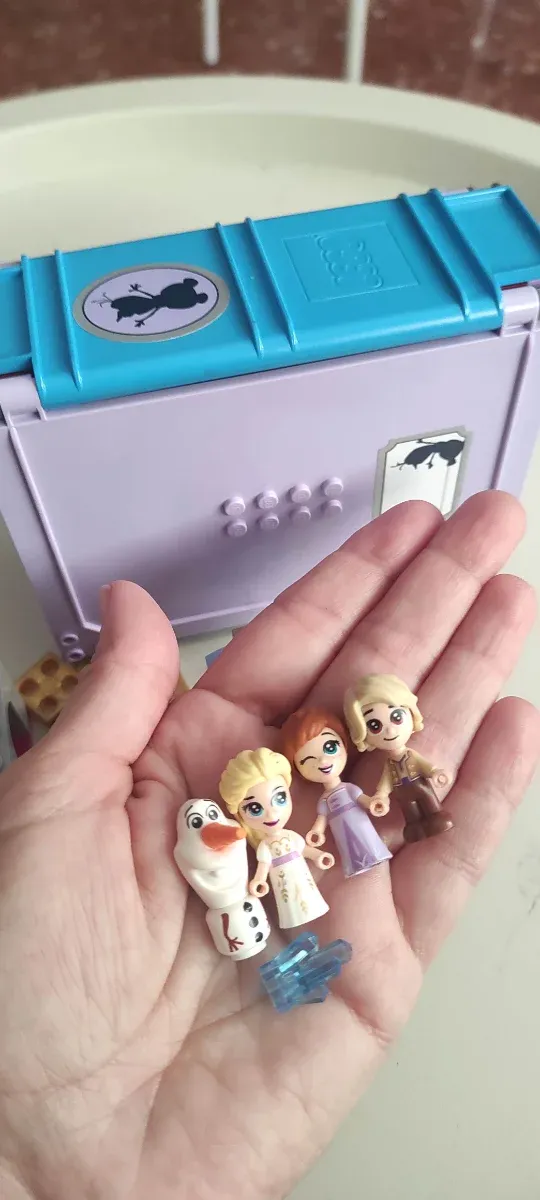 Figuritas y piezas lego Frozen 43175