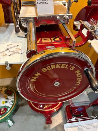 bellissima affettatrice antica a volano pieno