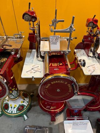 bellissima affettatrice antica a volano pieno