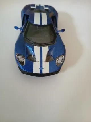 Maquetas Ford GT y Land Rover Defender