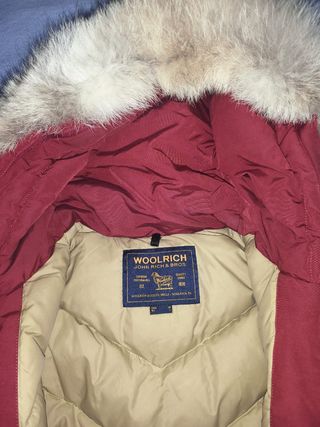Cazadora Woolrich Roja con Capucha y Pelo