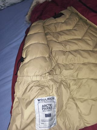 Cazadora Woolrich Roja con Capucha y Pelo