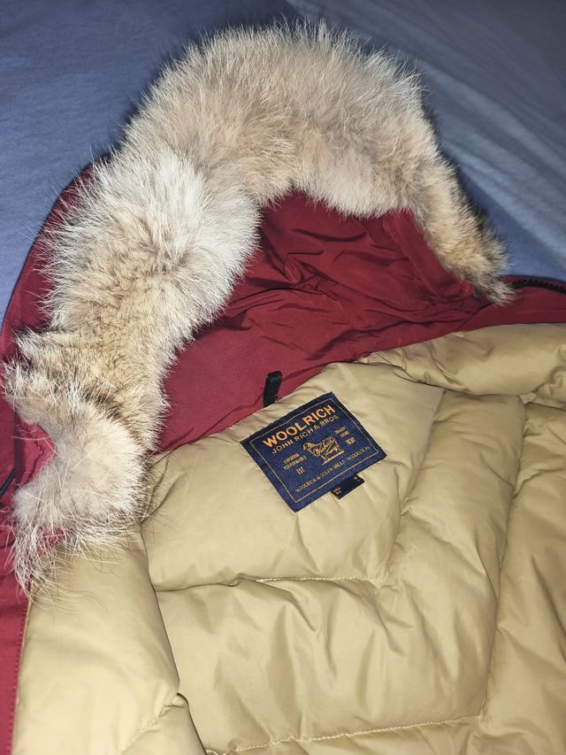 Cazadora Woolrich Roja con Capucha y Pelo