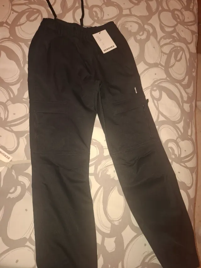 Pantalón cargo técnico Bershka negro
