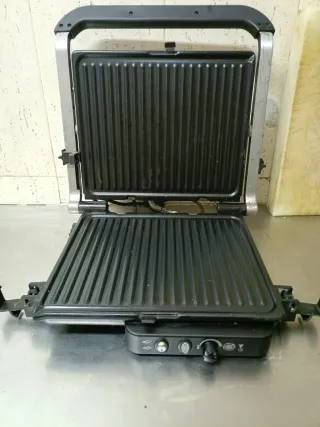 Sandwichera grill eléctrica