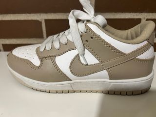 Zapatillas Nike Beige y Blancas