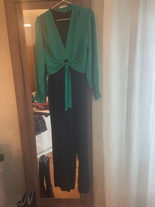 Conjunto mono negro y chaqueta verde