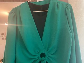 Conjunto mono negro y chaqueta verde