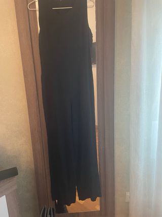 Conjunto mono negro y chaqueta verde