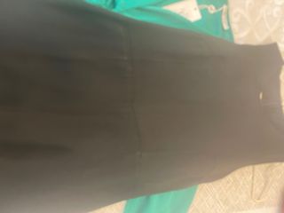 Conjunto mono negro y chaqueta verde