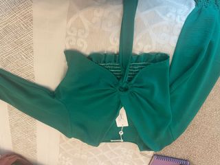 Conjunto mono negro y chaqueta verde