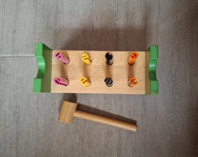 Juguete de madera para martillar