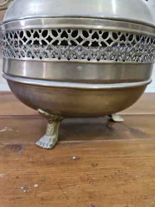 Jarrón dorado de latón con asas