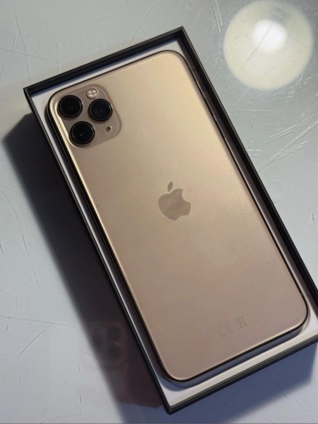 iPhone 11 Pro Max Dourado
