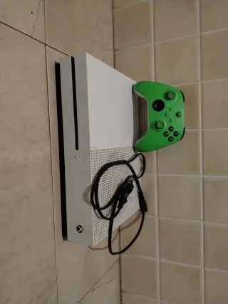 Xbox One S Blanca con Mando Verde