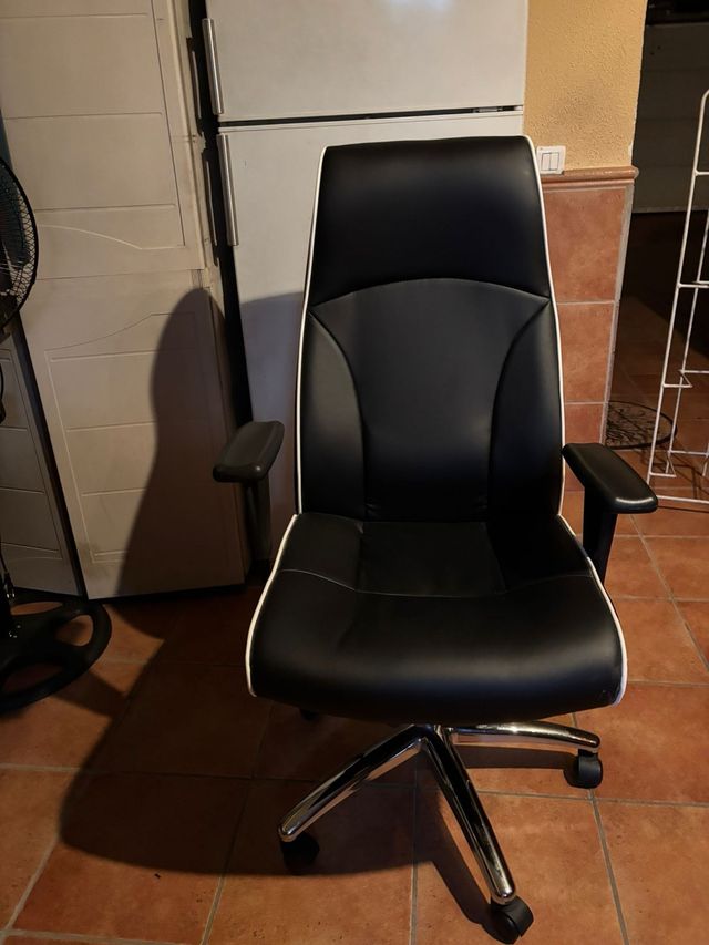 Silla de oficina negra y blanca