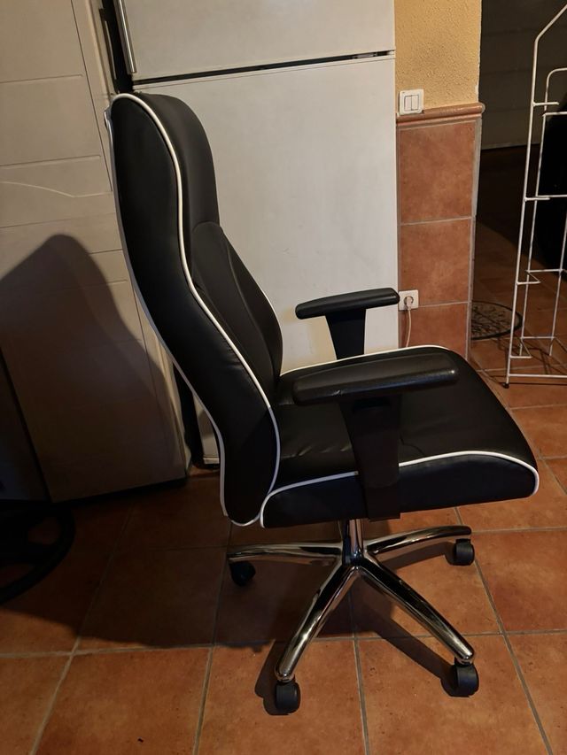 Silla de oficina negra y blanca