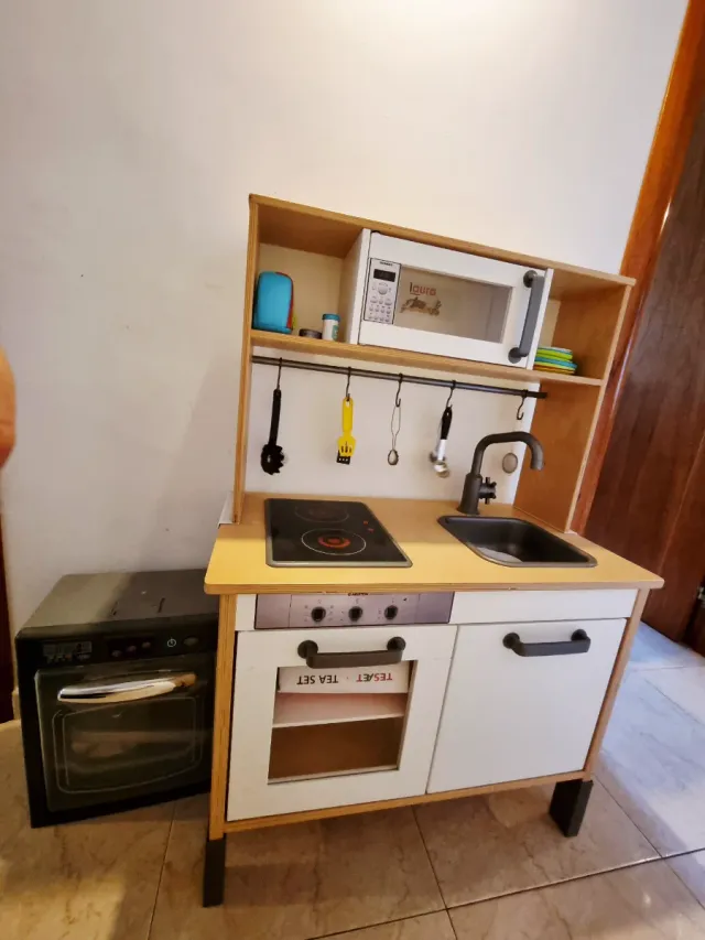 Cocina Ikea y lavaplatos.