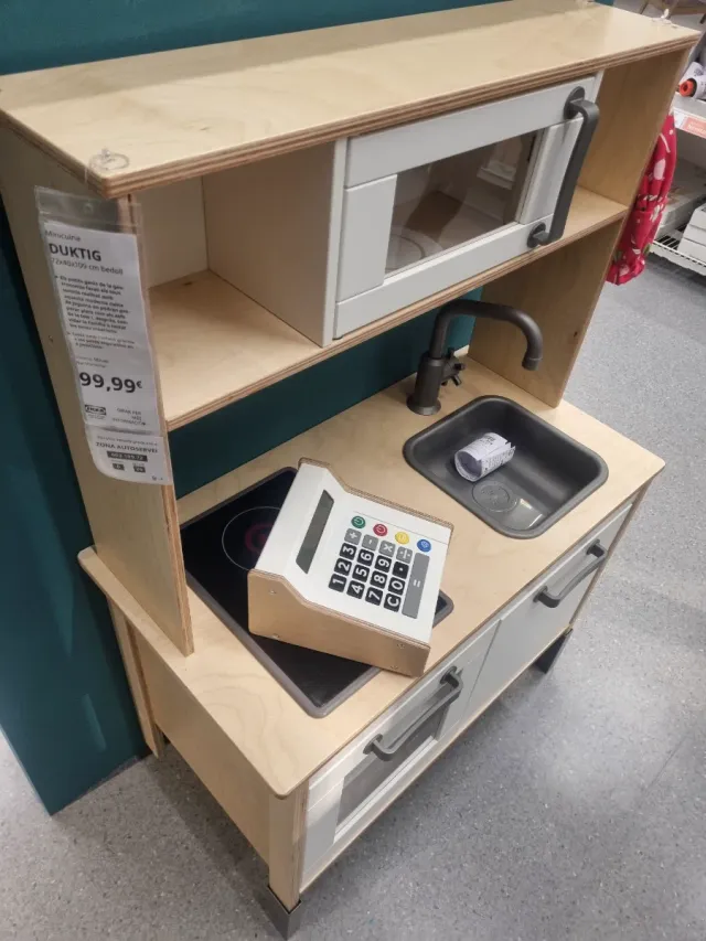 Cocina Ikea y lavaplatos.