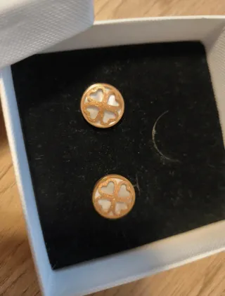 Pendientes dorado y Blanco nácar.