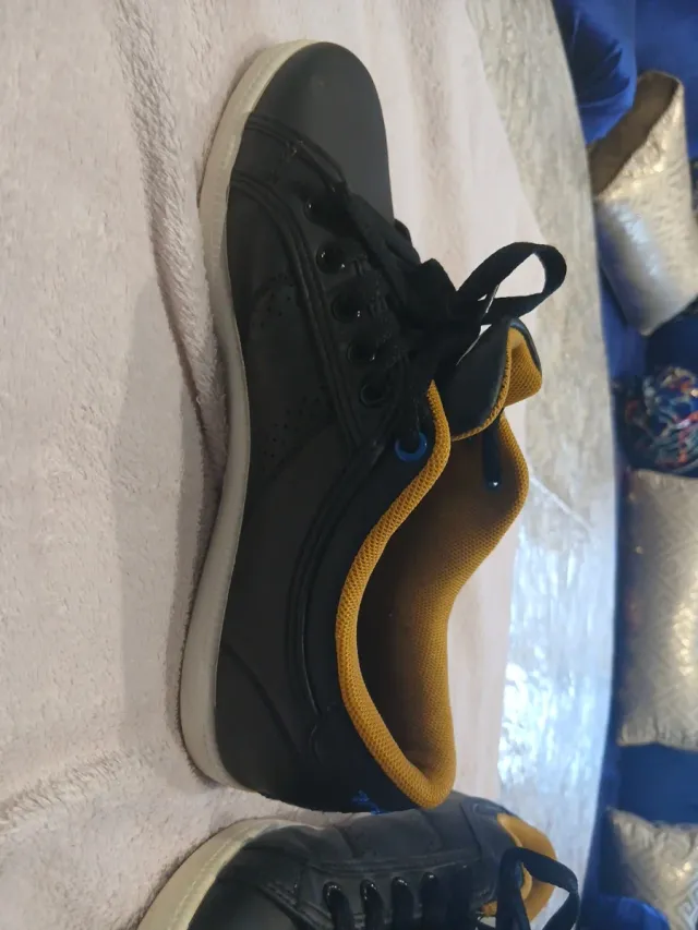 Zapatos negros con cordones