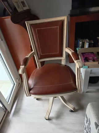 Silla de oficina de cuero y madera