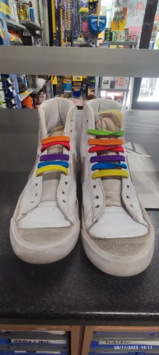 Scarpe Nike alte bianche con lacci arcobaleno