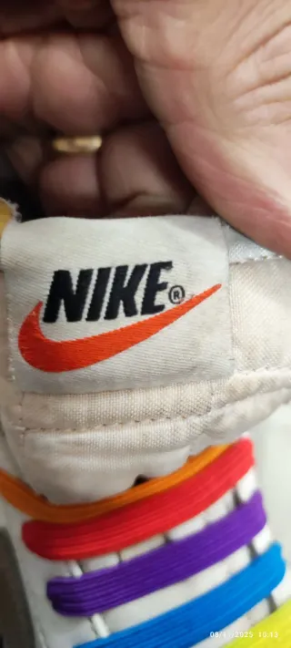 Scarpe Nike alte bianche con lacci arcobaleno