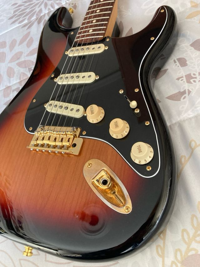 CAMBIO Fender Stratocaster LE Golden Hardware