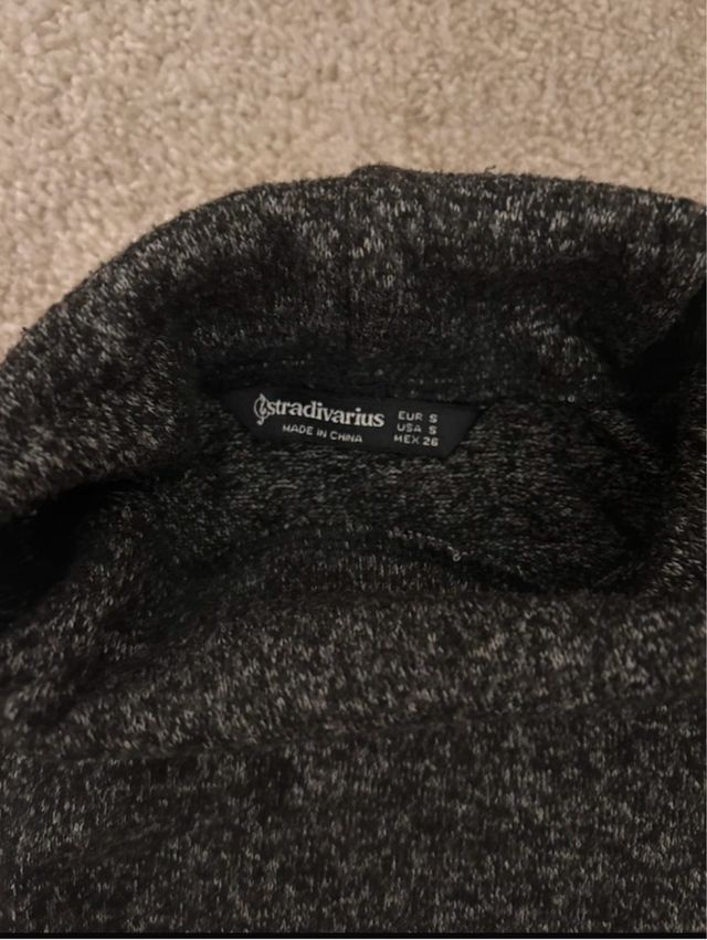 Vestido de punto cuello alto gris