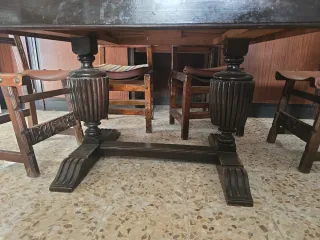Mesa antigua de madera con 4 sillas