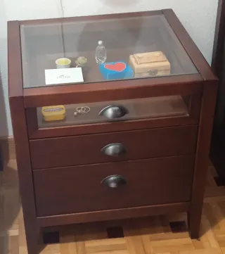 2 Mesitas de noche de madera maciza y cristal.