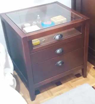 2 Mesitas de noche de madera maciza y cristal.