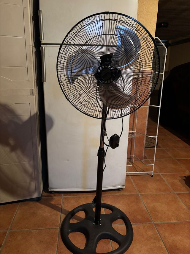 Ventilador de pie negro