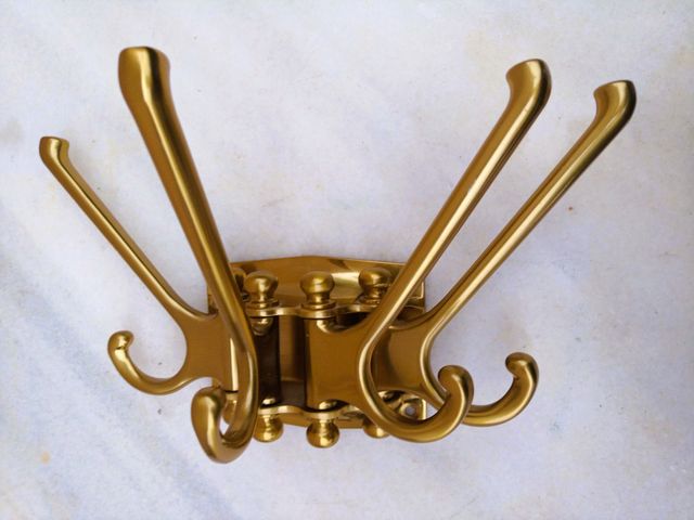 Appendiabiti con quattro bracci articolati con due ganci, mai usato, molto decorativo e pratico, è grande, le misure sono visibili nelle foto.